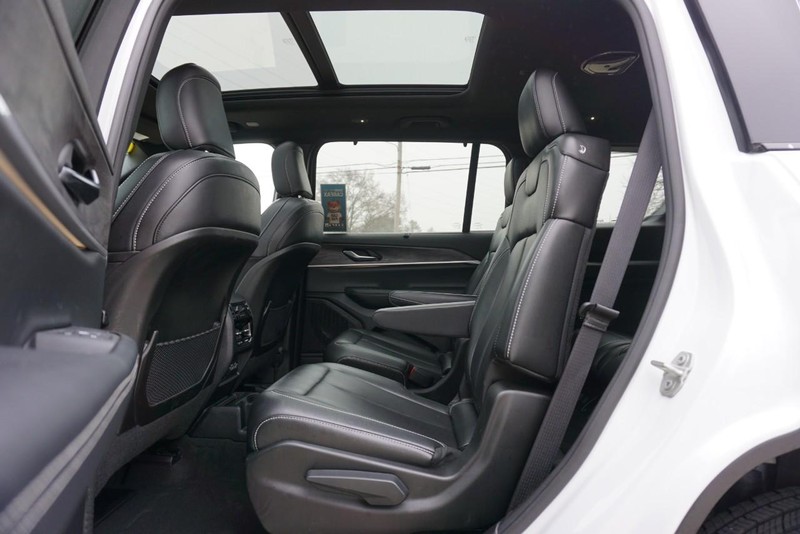 Jeep Grand Cherokee L Vehicle Full-screen Gallery Image 25