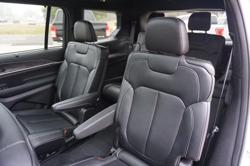 Jeep Grand Cherokee L Vehicle Full-screen Gallery Image 26