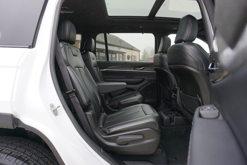 Jeep Grand Cherokee L Vehicle Full-screen Gallery Image 28