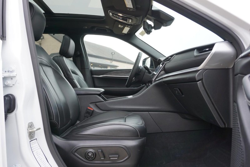 Jeep Grand Cherokee L Vehicle Full-screen Gallery Image 31