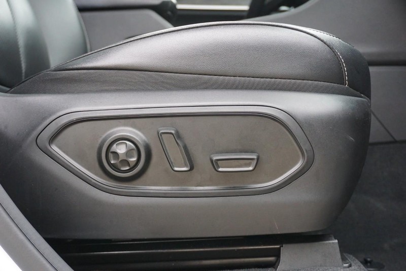 Jeep Grand Cherokee L Vehicle Full-screen Gallery Image 32