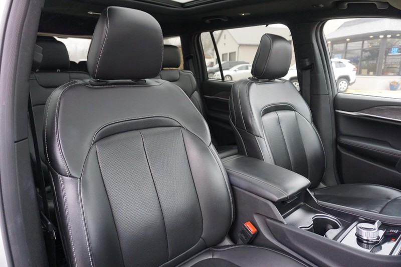 Jeep Grand Cherokee L Vehicle Full-screen Gallery Image 33