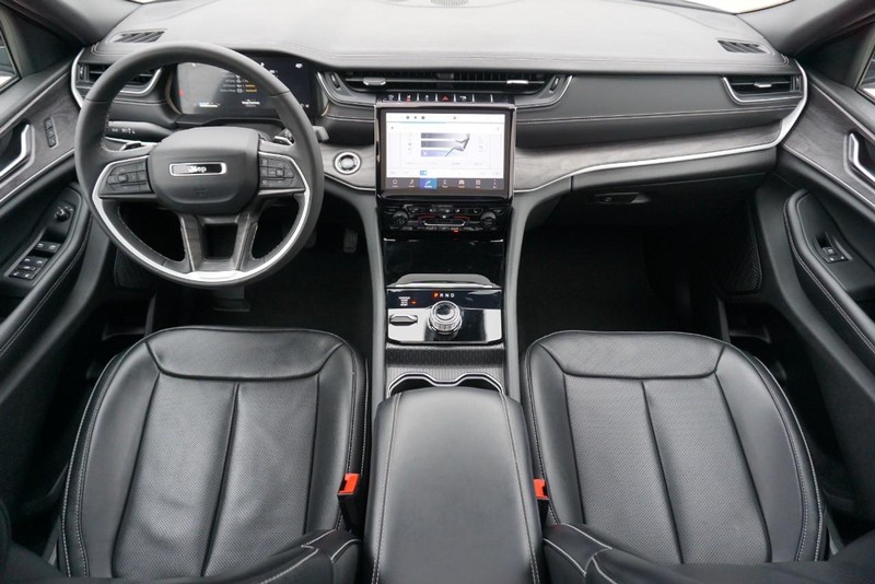 Jeep Grand Cherokee L Vehicle Full-screen Gallery Image 34