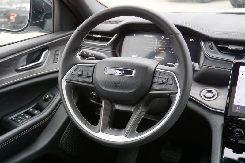 Jeep Grand Cherokee L Vehicle Full-screen Gallery Image 35