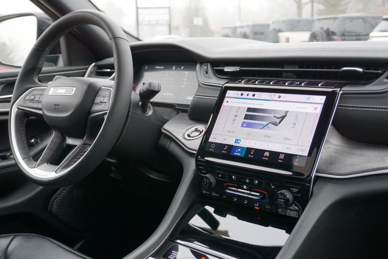 Jeep Grand Cherokee L Vehicle Full-screen Gallery Image 37