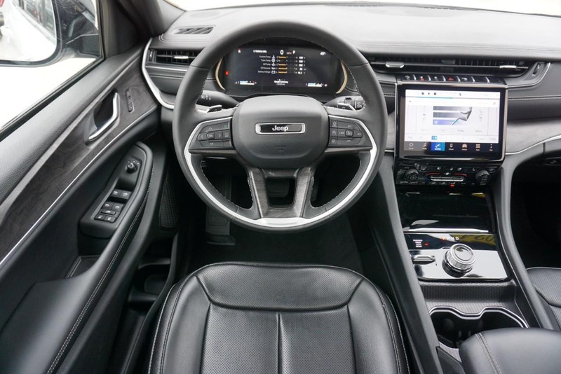 Jeep Grand Cherokee L Vehicle Full-screen Gallery Image 40