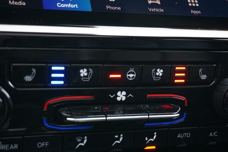 Jeep Grand Cherokee L Vehicle Full-screen Gallery Image 46