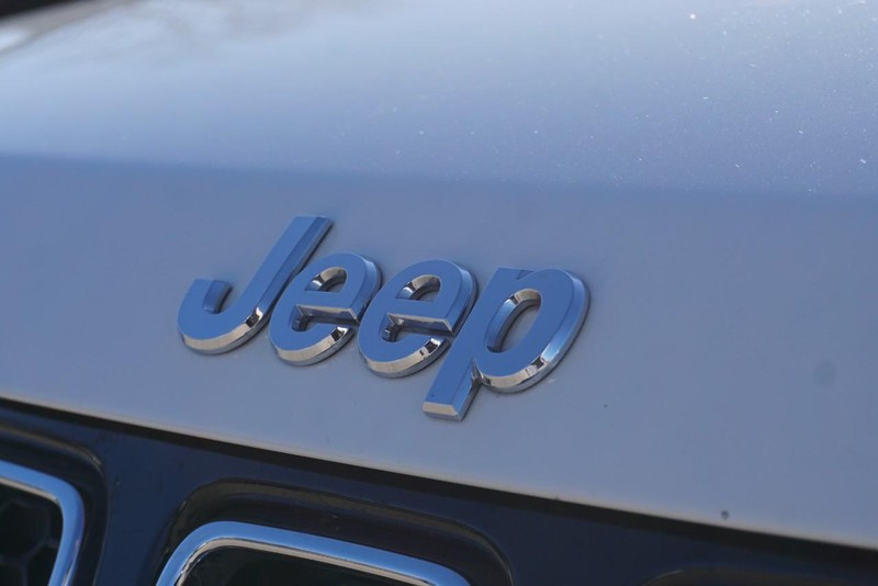 Jeep Compass Vehicle Full-screen Gallery Image 11