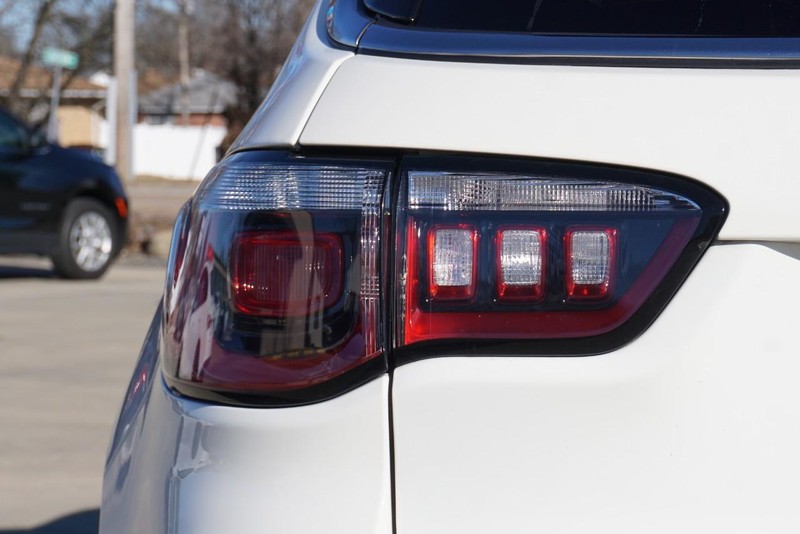 Jeep Compass Vehicle Full-screen Gallery Image 16
