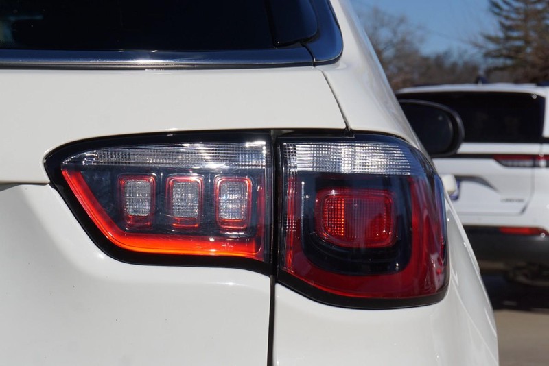 Jeep Compass Vehicle Full-screen Gallery Image 17