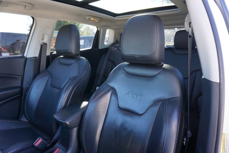 Jeep Compass Vehicle Full-screen Gallery Image 23