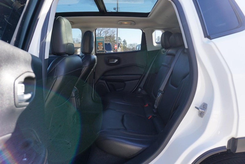 Jeep Compass Vehicle Full-screen Gallery Image 24