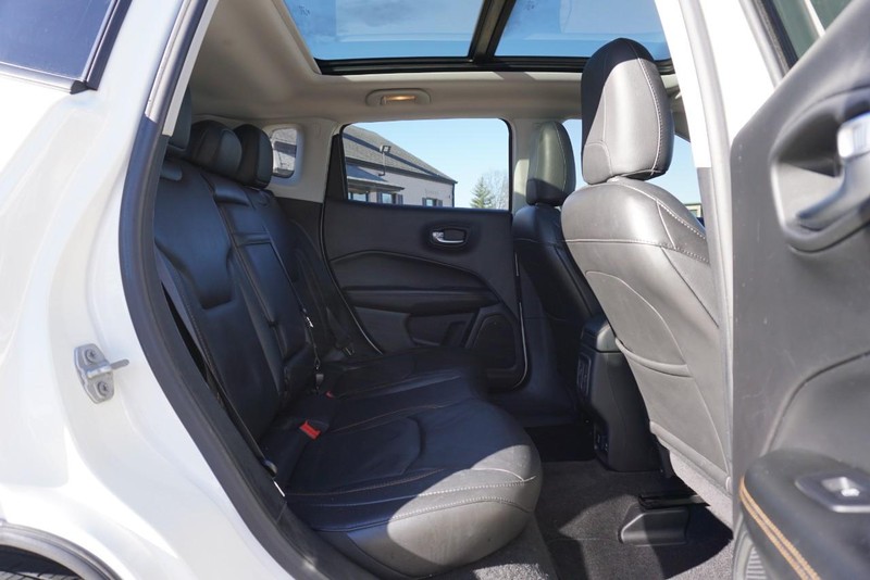 Jeep Compass Vehicle Full-screen Gallery Image 26