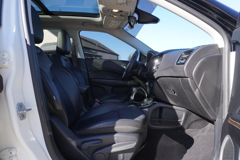 Jeep Compass Vehicle Full-screen Gallery Image 28