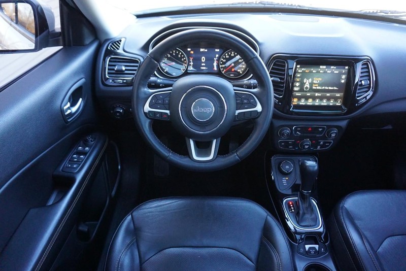 Jeep Compass Vehicle Full-screen Gallery Image 35