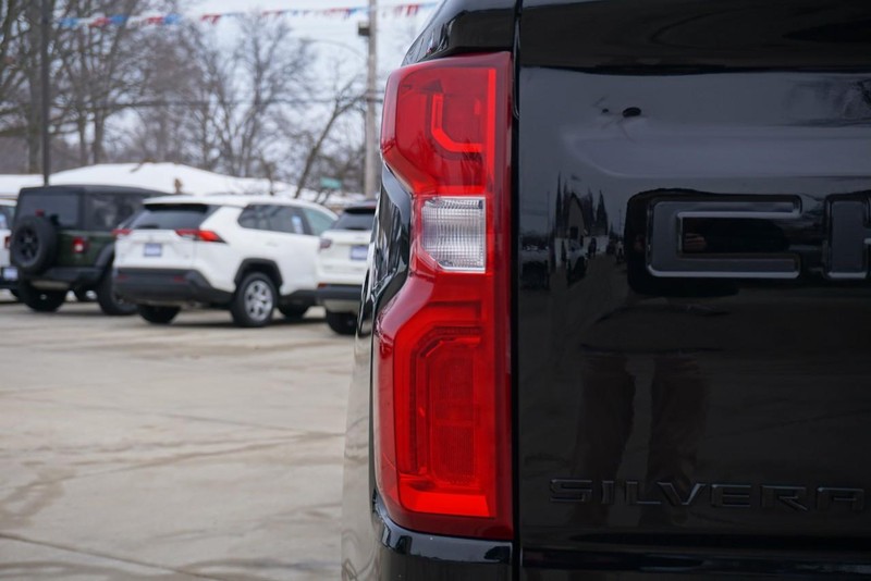 Chevrolet Silverado 1500 Vehicle Full-screen Gallery Image 18