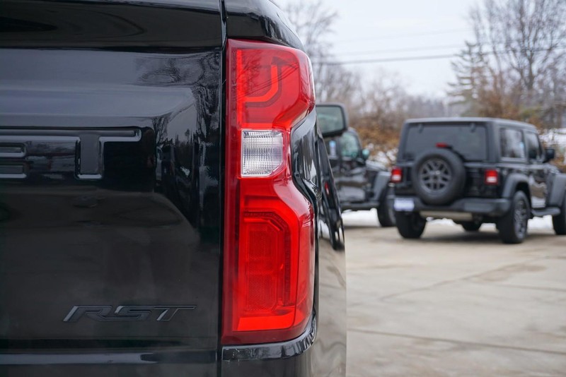 Chevrolet Silverado 1500 Vehicle Full-screen Gallery Image 19