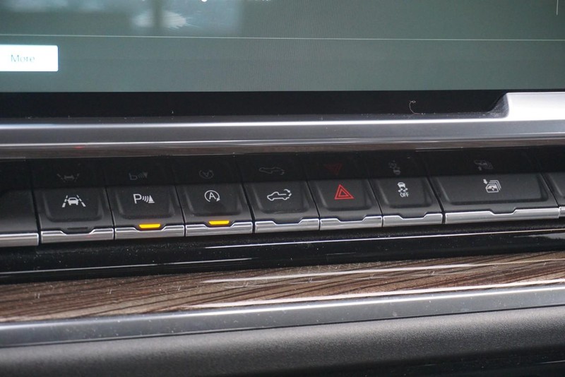 Chevrolet Silverado 1500 Vehicle Full-screen Gallery Image 42