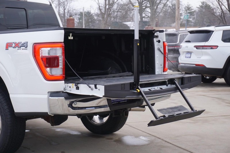 Ford F-150 Vehicle Full-screen Gallery Image 25