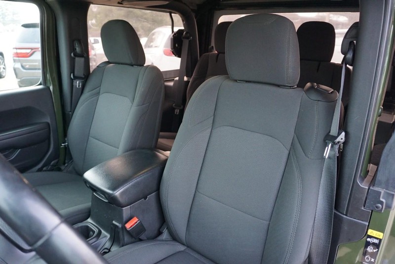 Jeep Wrangler Vehicle Full-screen Gallery Image 25