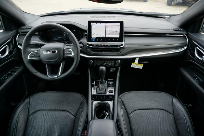 Jeep Compass Vehicle Full-screen Gallery Image 31