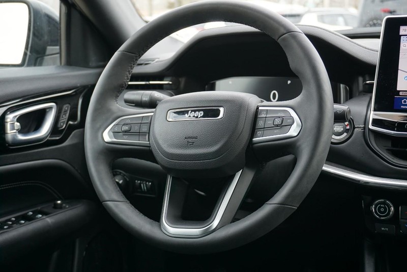 Jeep Compass Vehicle Full-screen Gallery Image 32