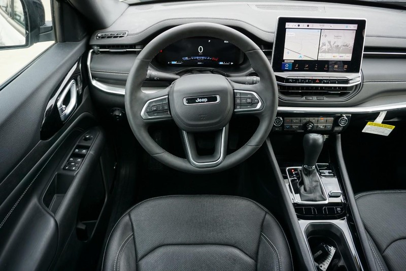 Jeep Compass Vehicle Full-screen Gallery Image 35