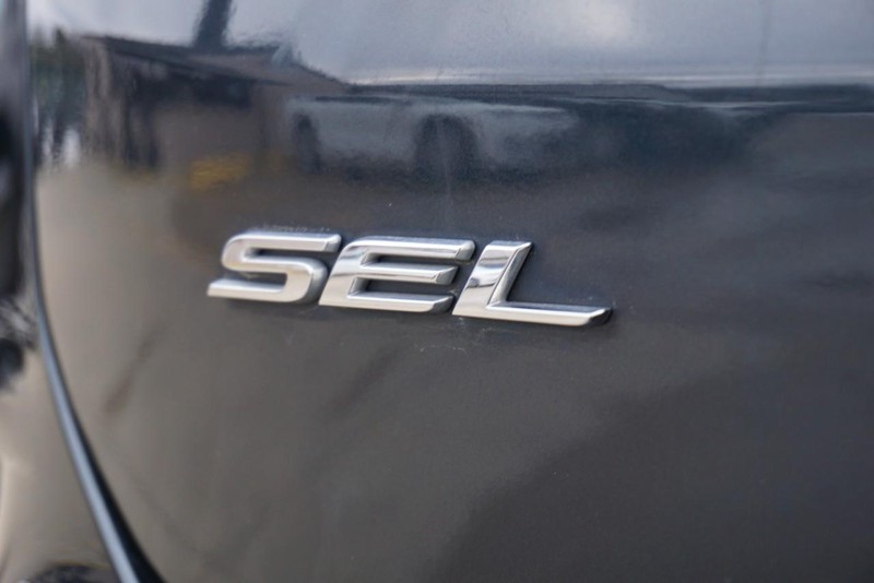 Ford Edge Vehicle Full-screen Gallery Image 18