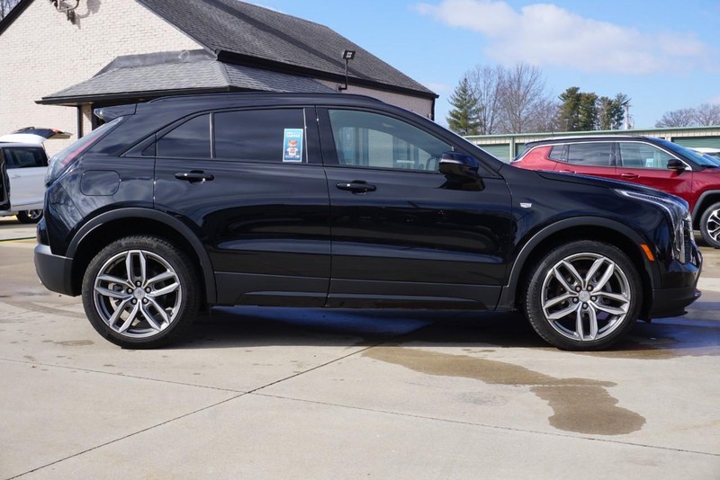 Cadillac XT4 Vehicle Full-screen Gallery Image 02