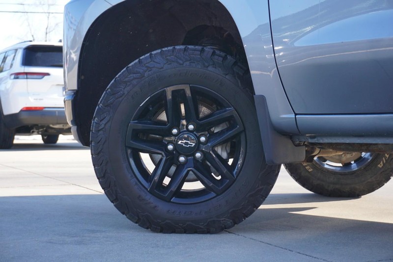 Chevrolet Silverado 1500 Vehicle Full-screen Gallery Image 16