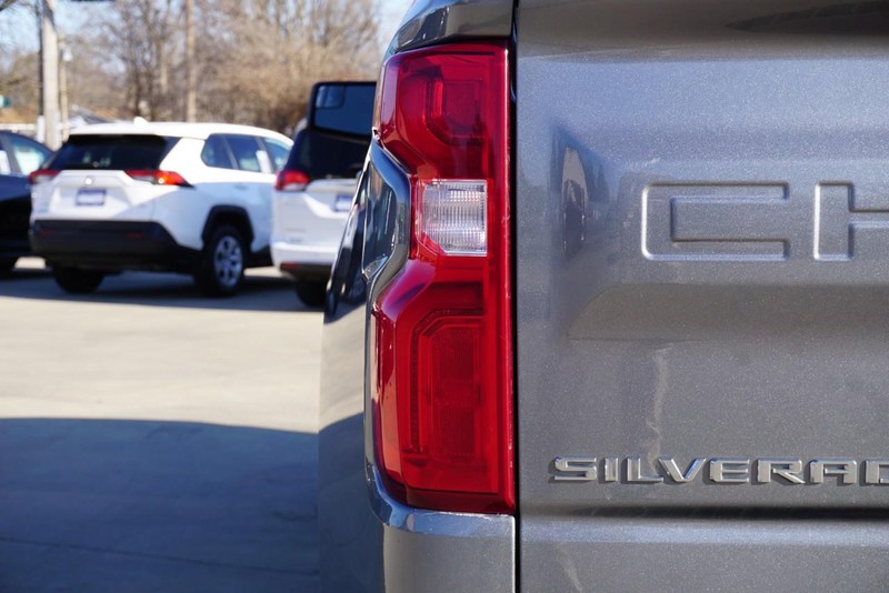 Chevrolet Silverado 1500 Vehicle Full-screen Gallery Image 19