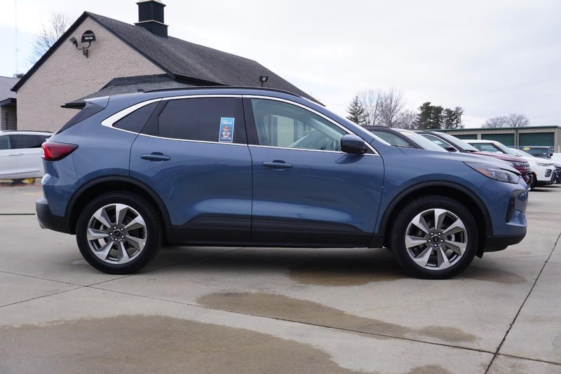 Ford Escape Vehicle Full-screen Gallery Image 02