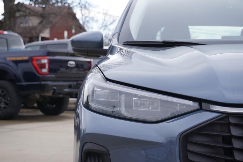 Ford Escape Vehicle Full-screen Gallery Image 09