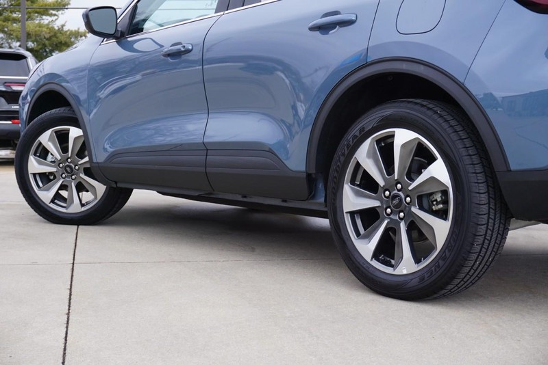 Ford Escape Vehicle Full-screen Gallery Image 13