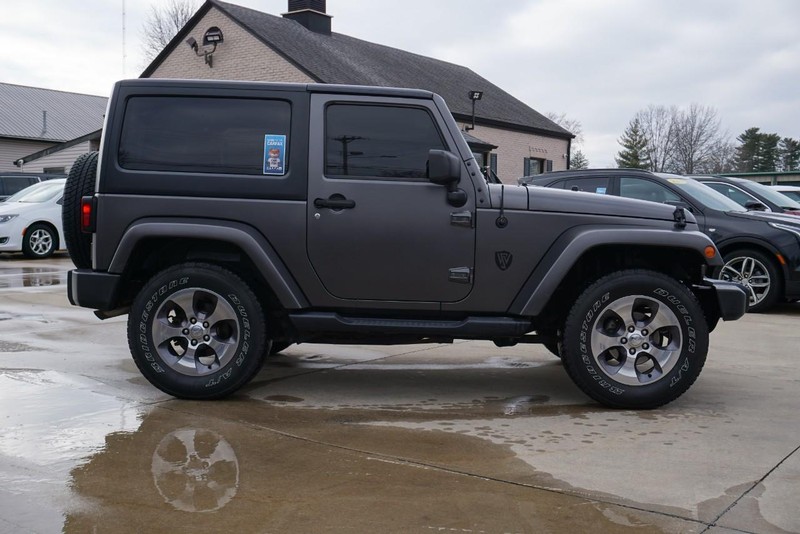 Jeep Wrangler Vehicle Full-screen Gallery Image 02