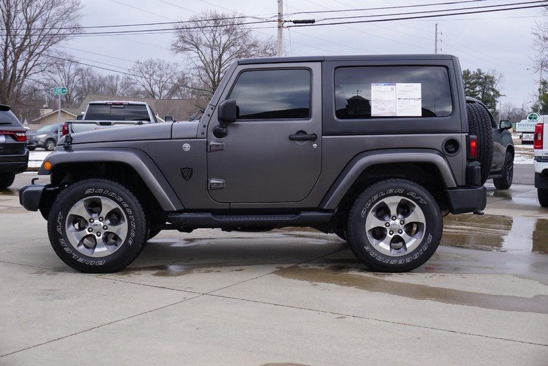 Jeep Wrangler Vehicle Full-screen Gallery Image 06