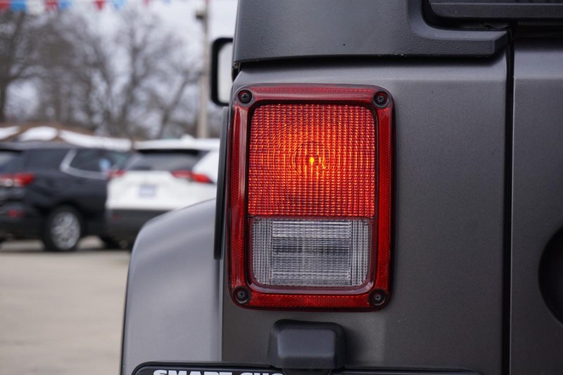 Jeep Wrangler Vehicle Full-screen Gallery Image 19