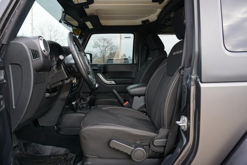 Jeep Wrangler Vehicle Full-screen Gallery Image 22