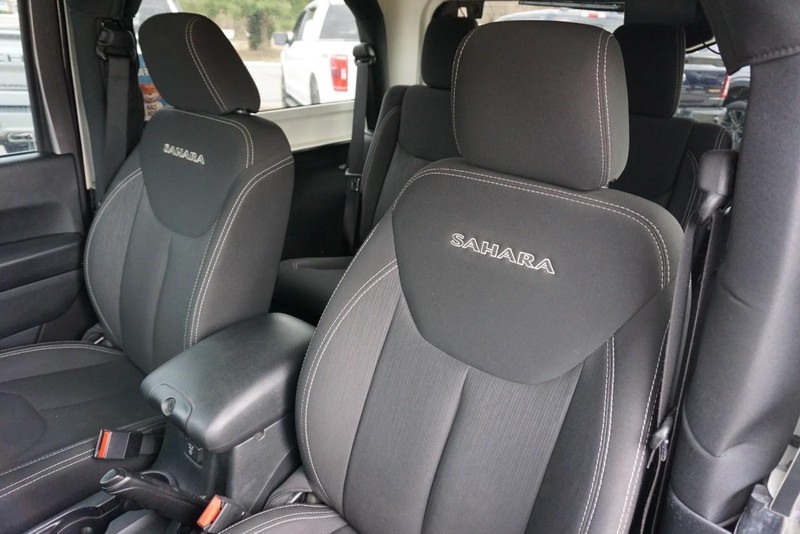 Jeep Wrangler Vehicle Full-screen Gallery Image 23