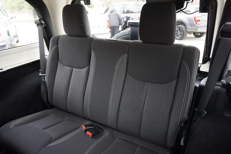 Jeep Wrangler Vehicle Full-screen Gallery Image 25