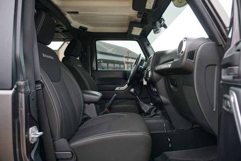 Jeep Wrangler Vehicle Full-screen Gallery Image 26