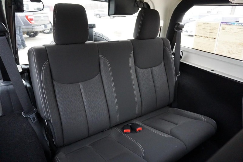 Jeep Wrangler Vehicle Full-screen Gallery Image 29