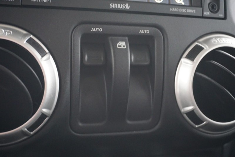 Jeep Wrangler Vehicle Full-screen Gallery Image 40