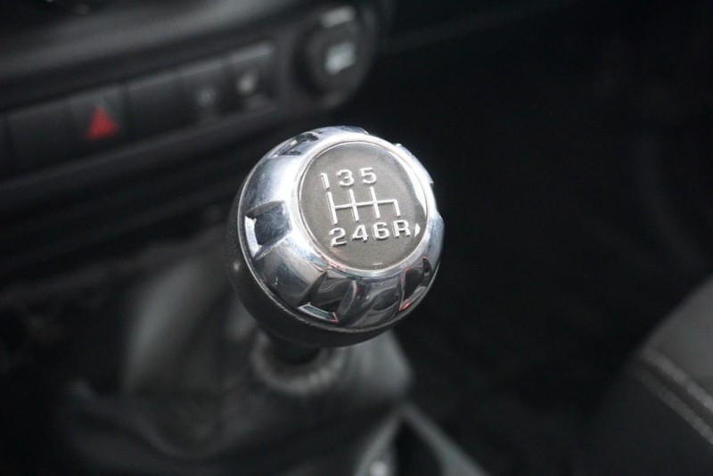 Jeep Wrangler Vehicle Full-screen Gallery Image 45