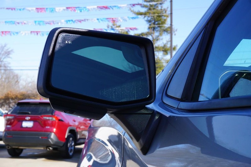 Chevrolet Silverado 1500 Vehicle Full-screen Gallery Image 18