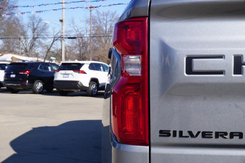 Chevrolet Silverado 1500 Vehicle Full-screen Gallery Image 19