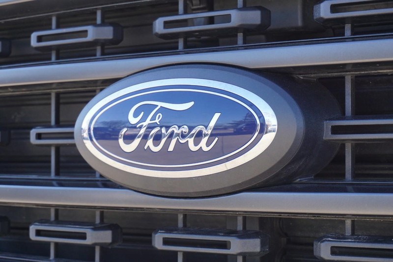 Ford F-150 Vehicle Full-screen Gallery Image 12