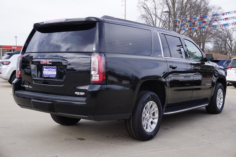 GMC Yukon XL Vehicle Full-screen Gallery Image 03