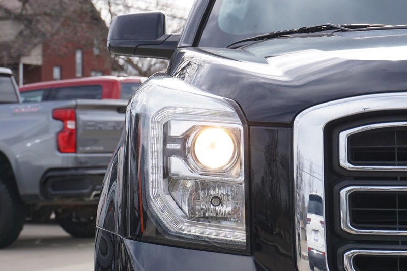 GMC Yukon XL Vehicle Full-screen Gallery Image 09