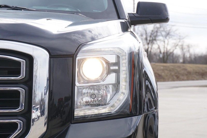 GMC Yukon XL Vehicle Full-screen Gallery Image 10